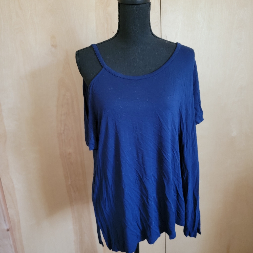 One shoulder cold sleeve. Super cute!